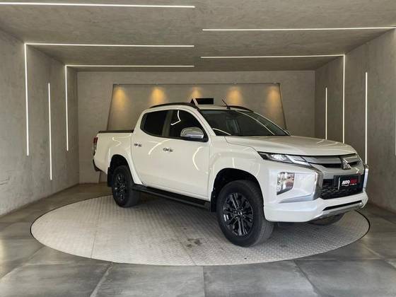MITSUBISHI L200 TRITON 2.4 16V TURBO DIESEL SPORT HPE CD 4P 4X4 AUTOMÁTICO MITSUBISHI L200 TRITON 2.4 16V TURBO DIESEL SPORT HPE CD 4P 4X4 AUTOMÁTICO